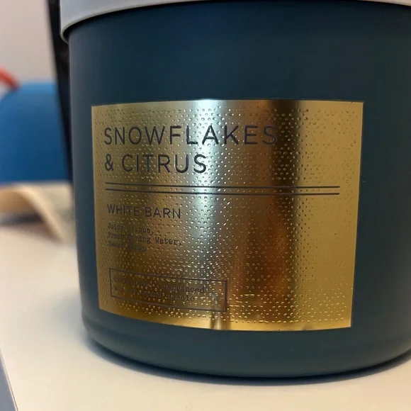 White Barn Snowflakes & Citrus Candle - NWT - Picture 3 of 4